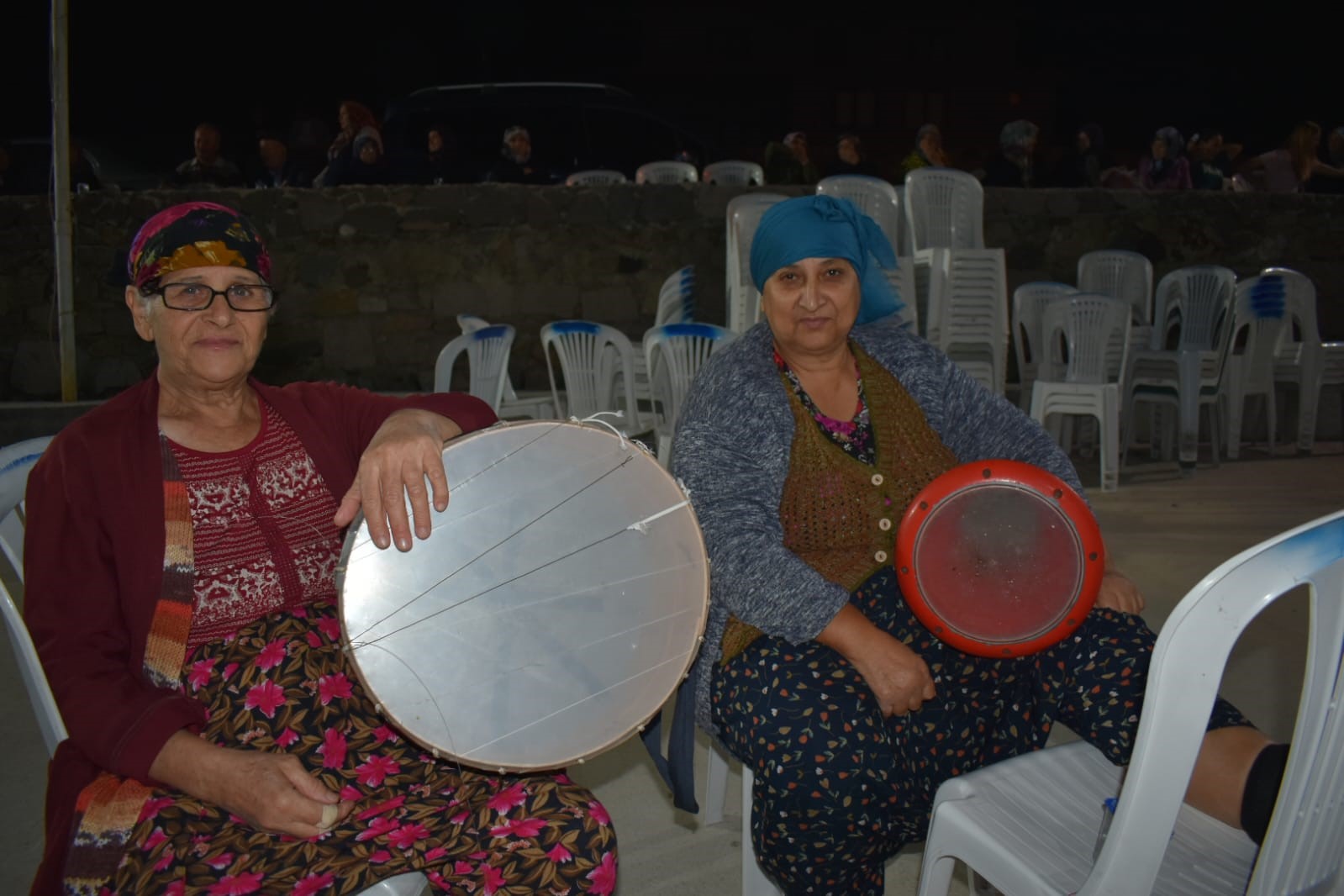 Ayvacık’ta darbukacı ve davulcu iki kadın, düğünlerin vazgeçilmezi oluyor