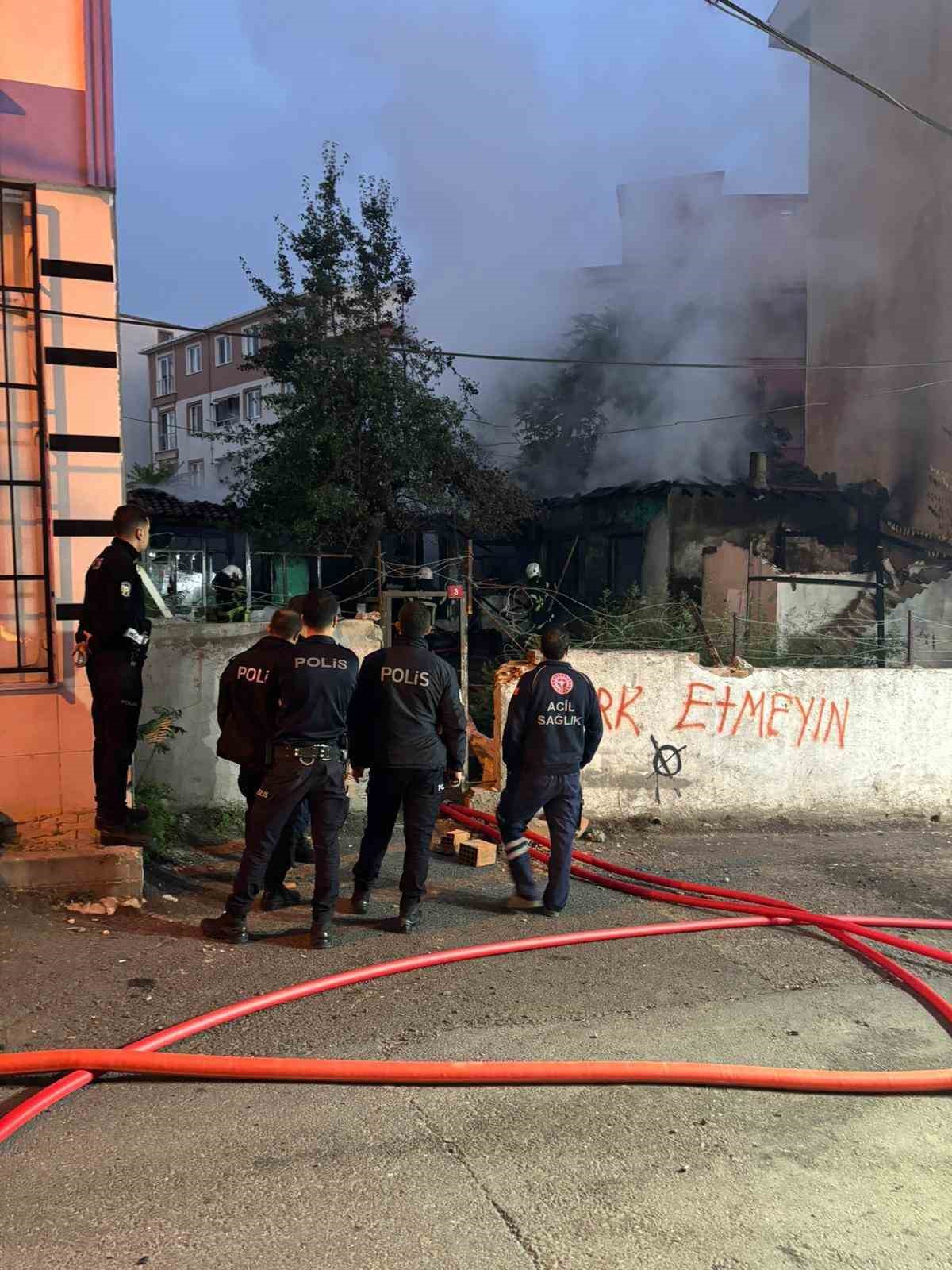 Tekirdağ’da metruk bina alev topuna döndü
