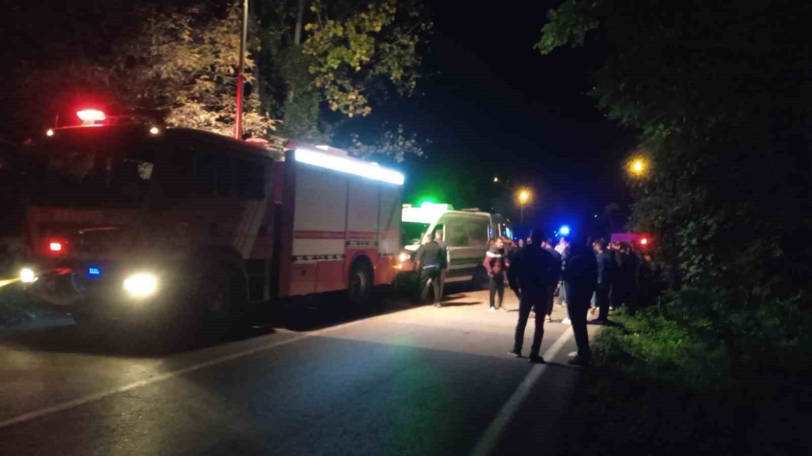 Kamyondan devrilen tomruklar otomobilin &uuml;zerine devrildi: S&uuml;r&uuml;c&uuml; hayatını kaybetti 