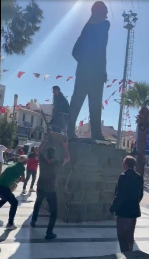Ayvalık&rsquo;ta Atat&uuml;rk anıtına balyozla &ccedil;ıkan zihinsel engelli şahıs lin&ccedil; edilerek hastanelik oldu
