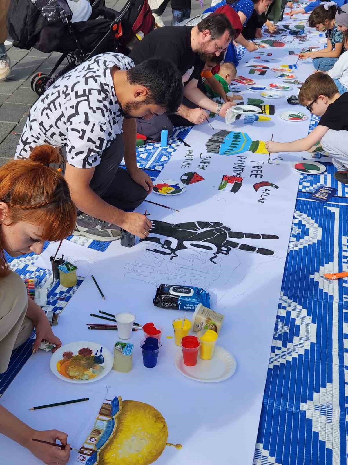 Balıkesirli &ccedil;ocuklar Filistinli kardeşleri i&ccedil;in resim yaptı
