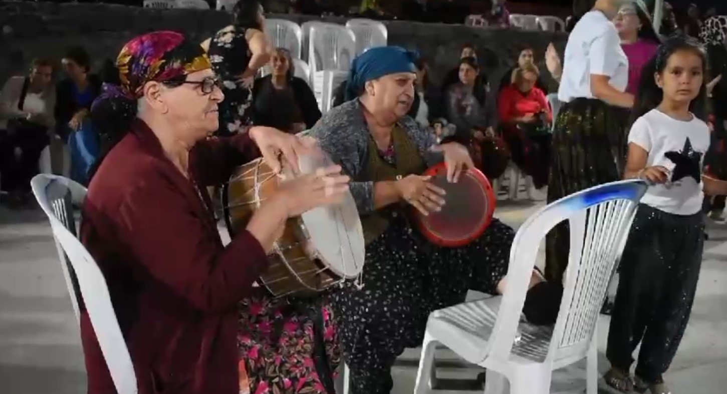 Ayvacık&rsquo;ta darbukacı ve davulcu iki kadın, d&uuml;ğ&uuml;nlerin vazge&ccedil;ilmezi oluyor
