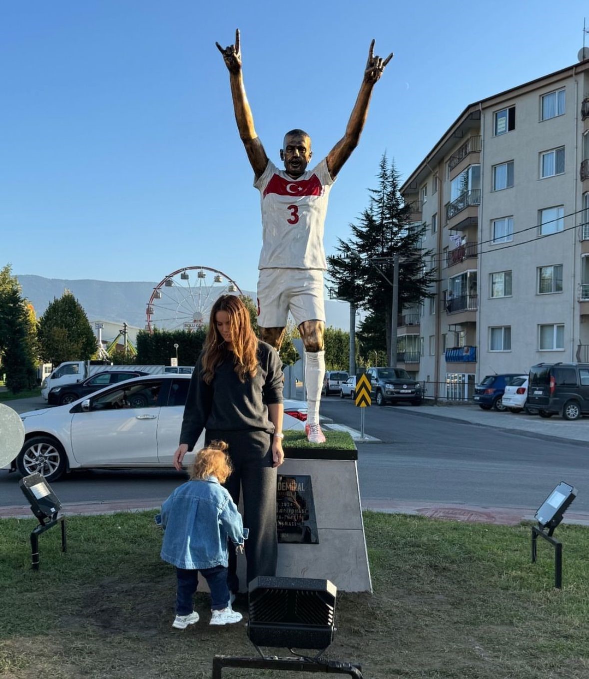 Merih Demiral’ın heykelinin önünde eşi fotoğraf çektirdi