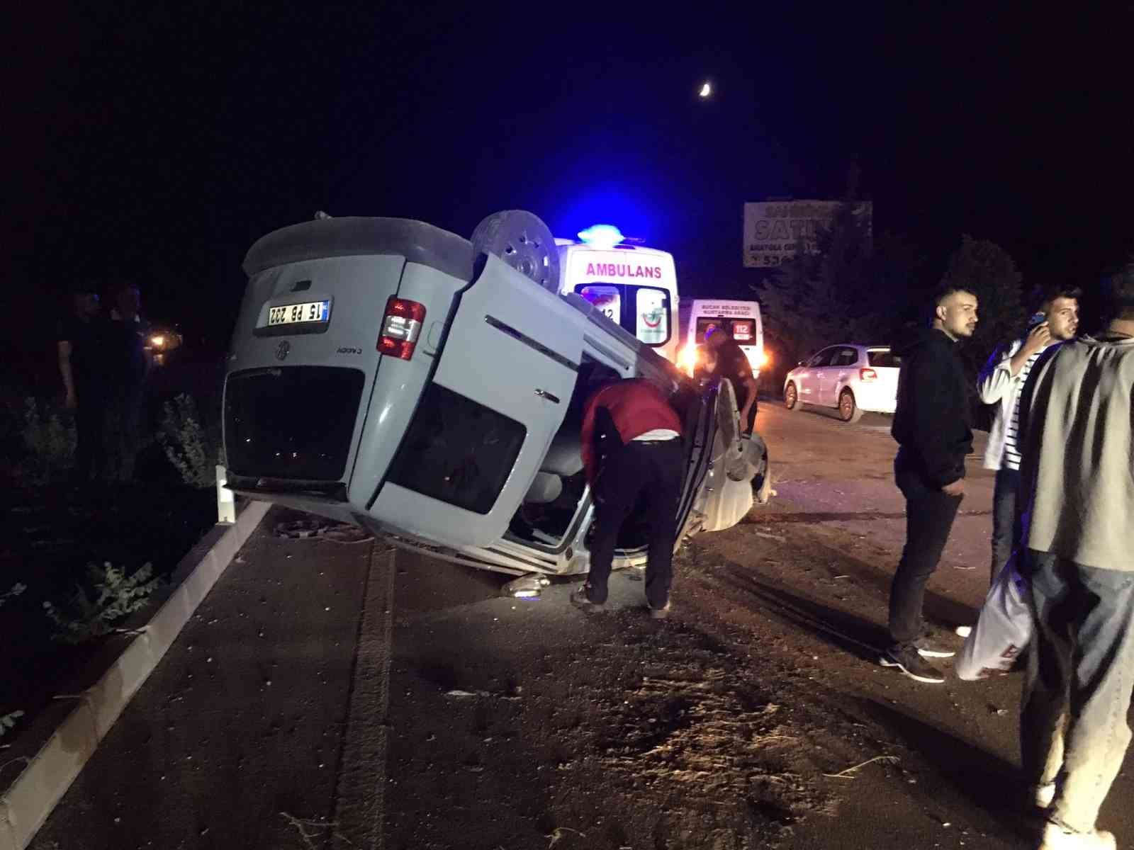 Burdur-Antalya karayolunda hafif ticari ara&ccedil; takla attı: 2 yaralı
