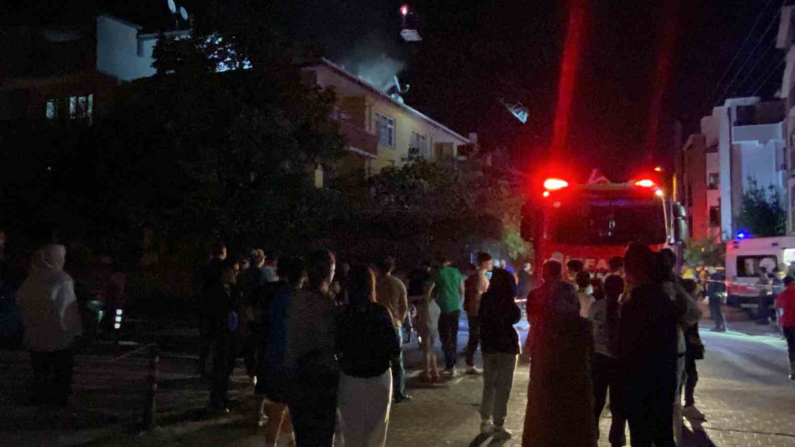 Çatıdaki yangın mahalleliyi sokağa döktü