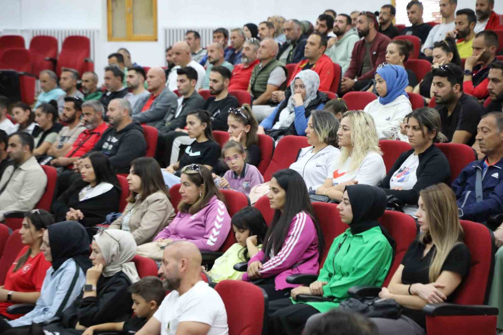 Vali Aydoğdu, beden eğitimi öğretmenleri ve spor antrenörleriyle bir araya gelerek istişarelerde bulundu
