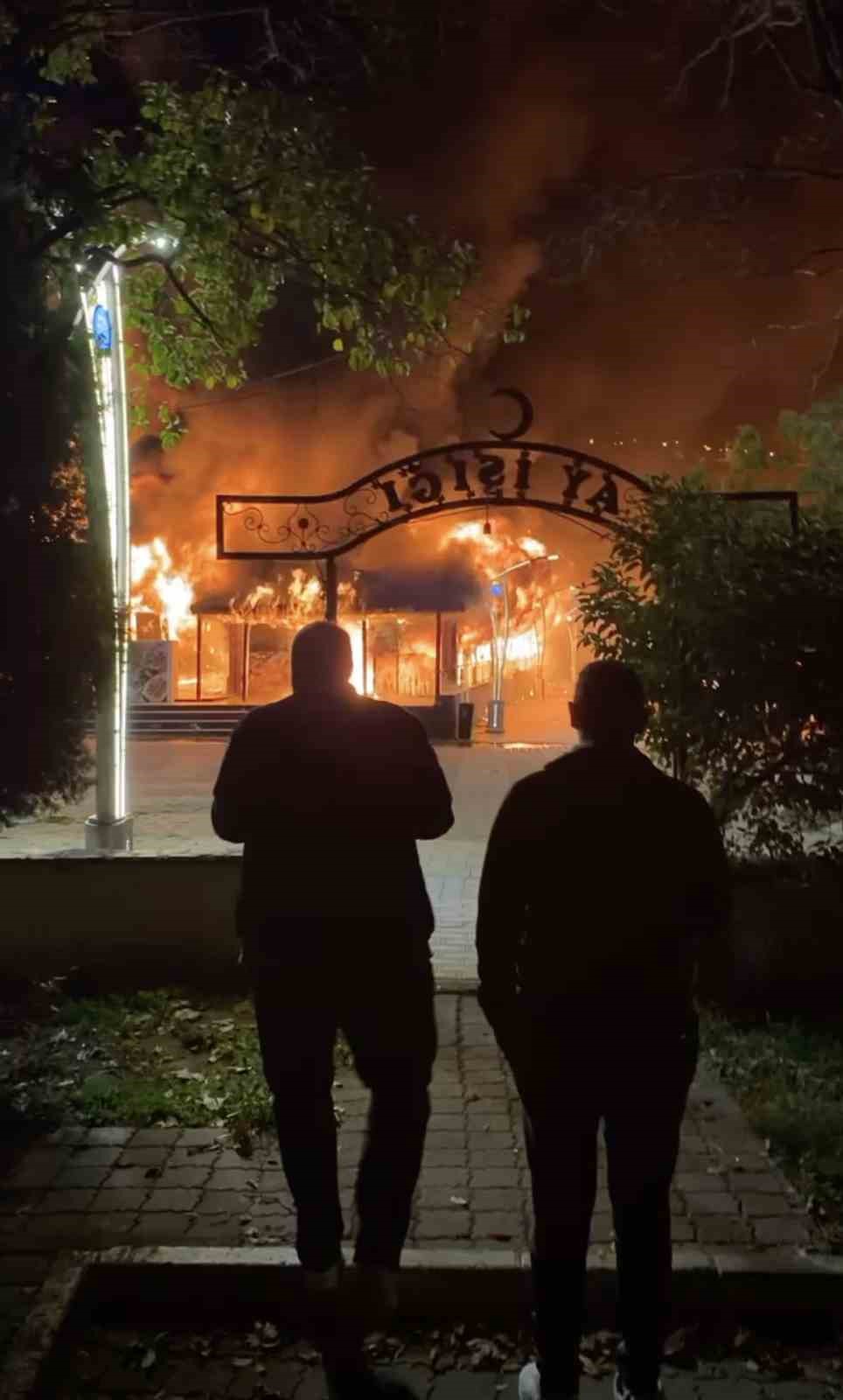 Restoran alev alev yandı, geriye iskeleti kaldı
