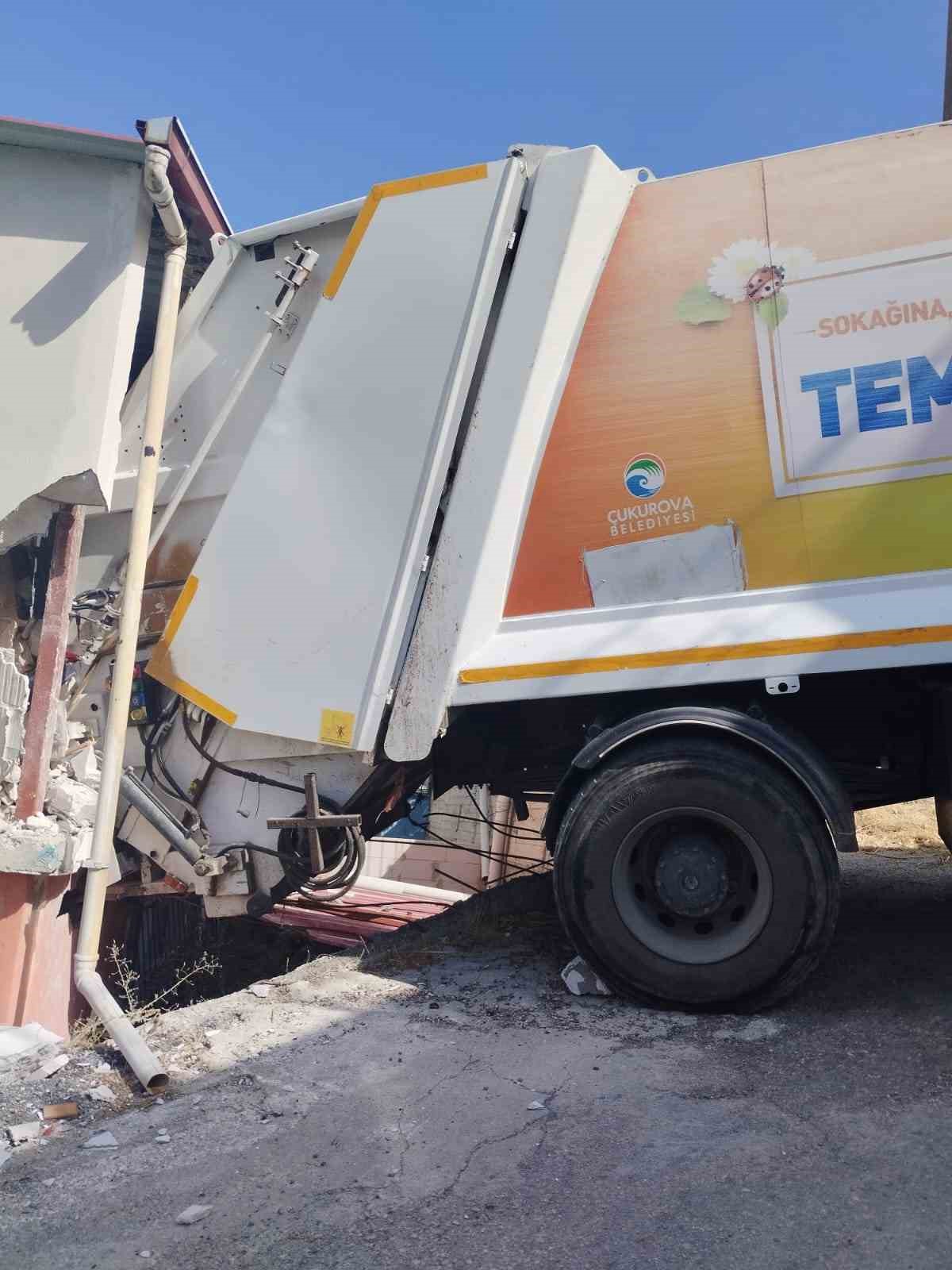 Çöp kamyonunun zarar verdiği evi ev sahibi kendi imkanıyla yaptırmış
