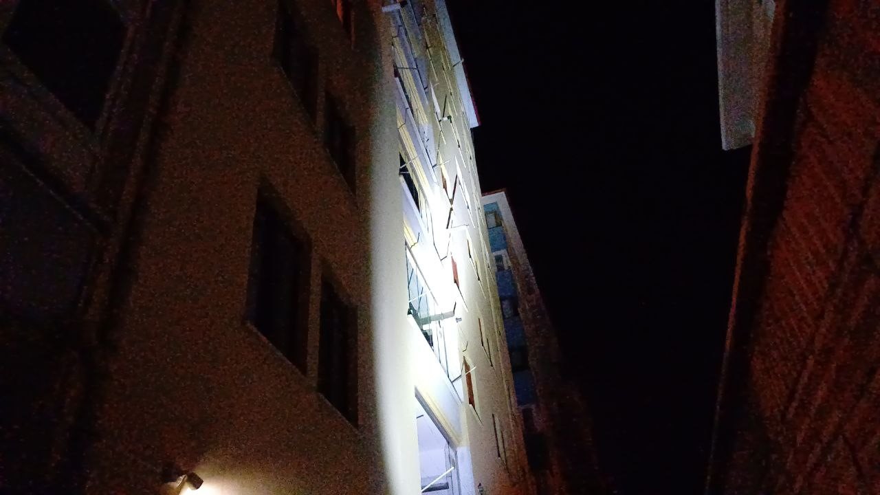 Balkondan d&uuml;şen şahıs ağır yaralandı
