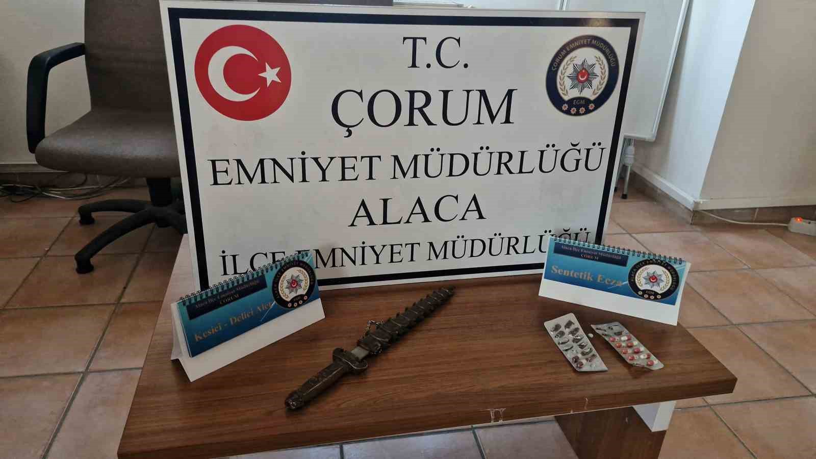 Ş&uuml;phe &uuml;zerine durdurulan ara&ccedil;tan uyuşturucu madde ve kesici alet &ccedil;ıktı: 3 g&ouml;zaltı
