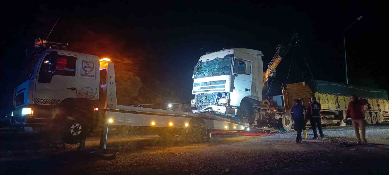 Kontrolden çıkan tırın karşı şeride geçmesine ağaçlar engel oldu