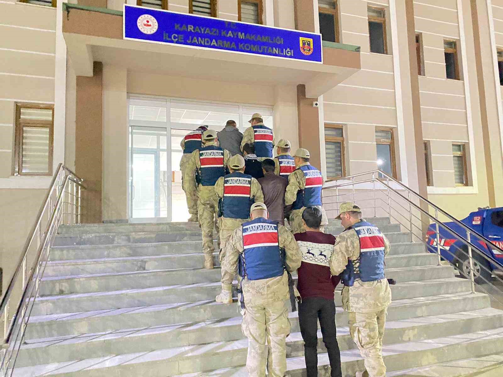 Jandarma ekiplerinden ka&ccedil;ak g&ouml;&ccedil;men operasyonu
