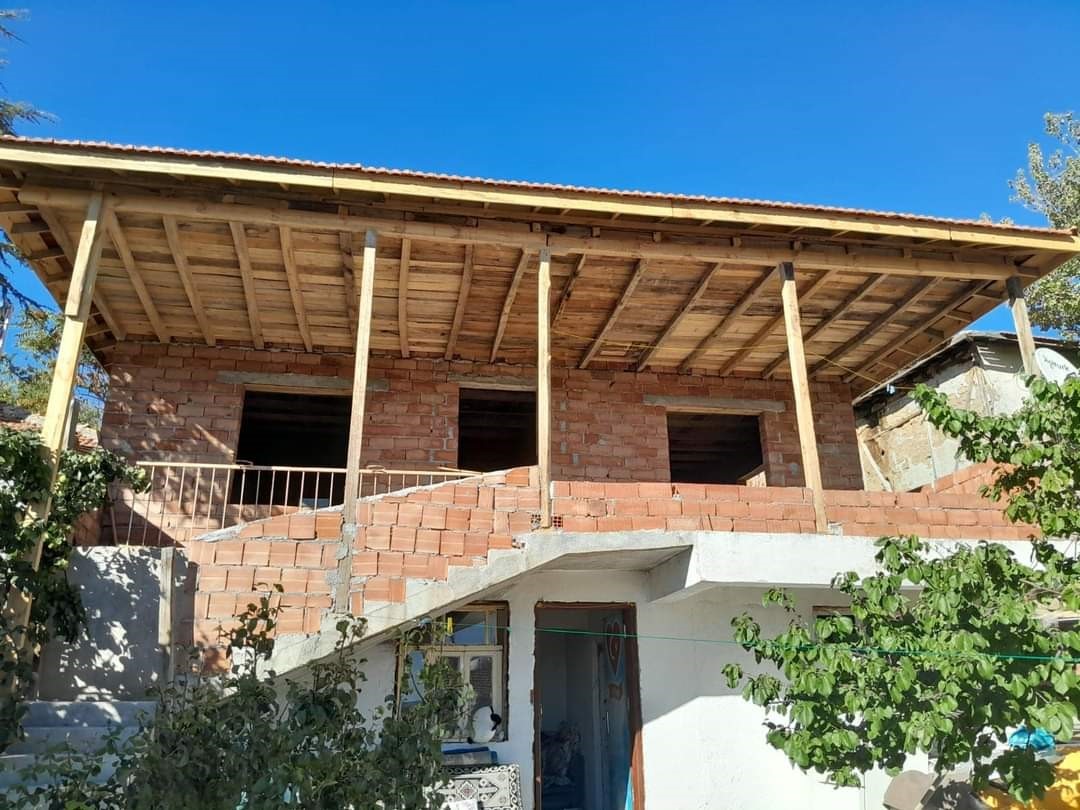 Kaymakam K&ouml;ksal evi yanan aileyi ziyaret etti
