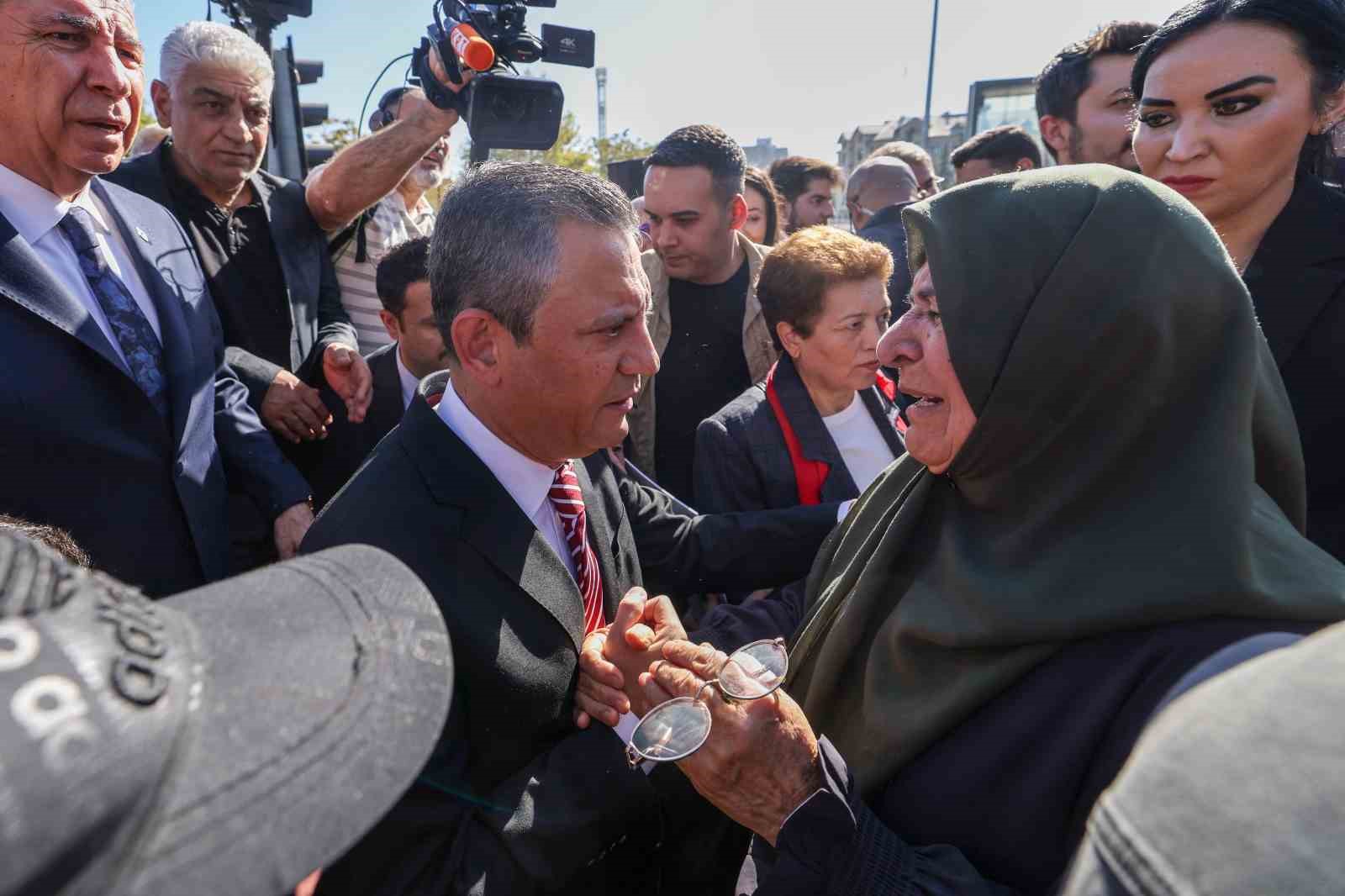 CHP lideri Özel, Ankara Garı’ndaki terör saldırısında ölenlerin anısına yapılan anıtın açılışına katıldı
