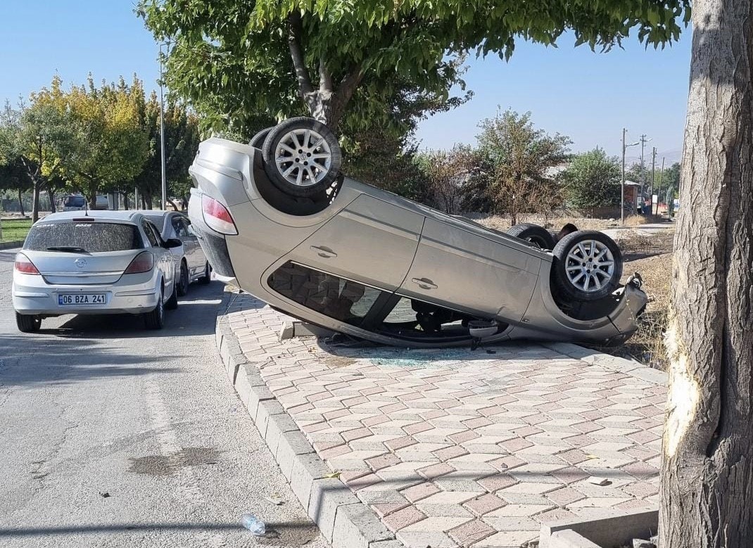 Elazığ’da otomobil takla attı: 2 yaralı