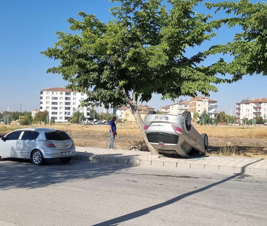 Elazığ’da otomobil takla attı: 2 yaralı