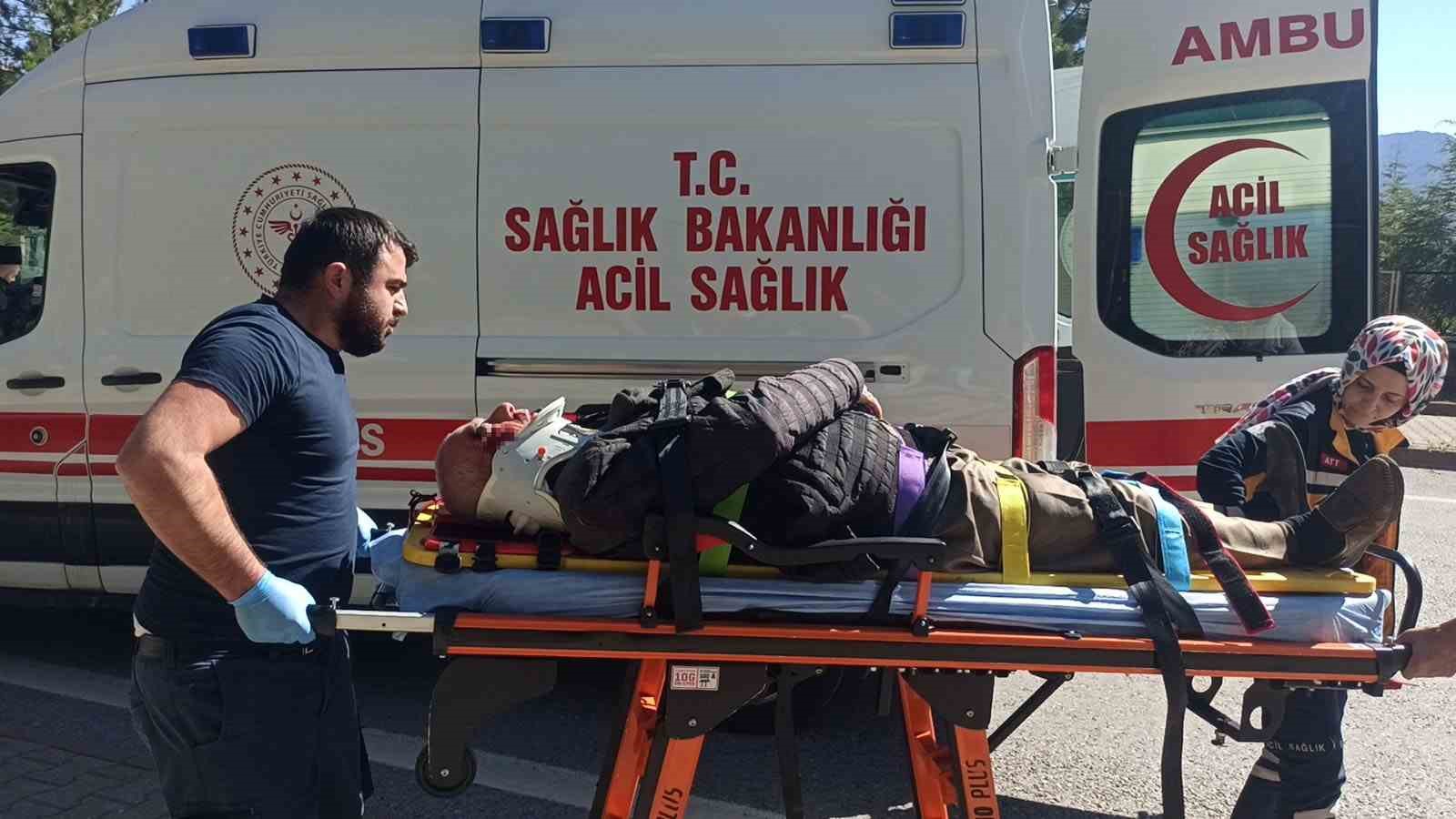 Konya’da kaldırıma çarpan motosiklet devrildi: 2 yaralı
