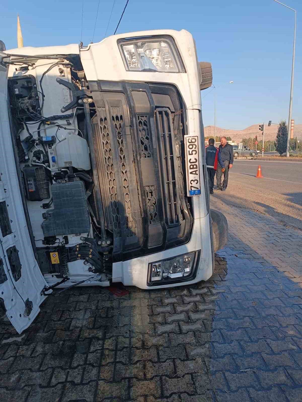 Mardin’de kontrolden çıkan tır devrildi: 1 yaralı
