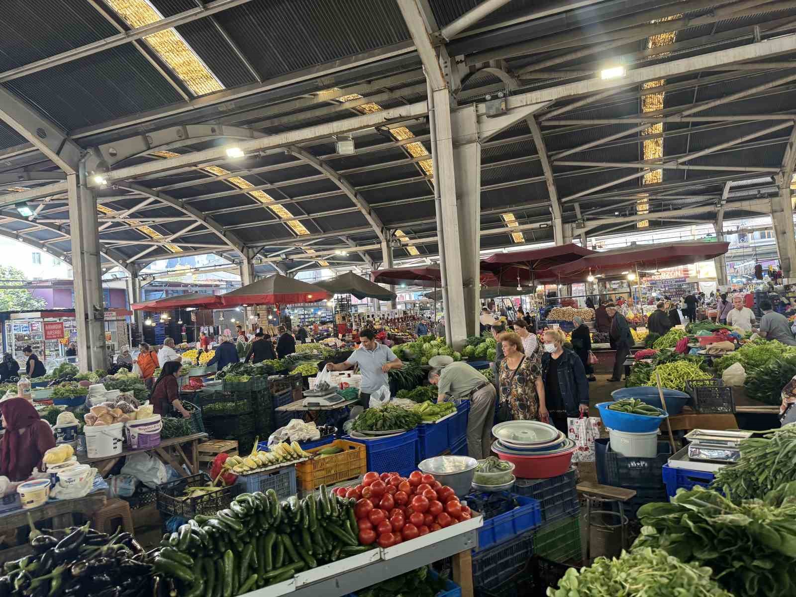 Halk pazarında fiyatlar y&uuml;kseldi
