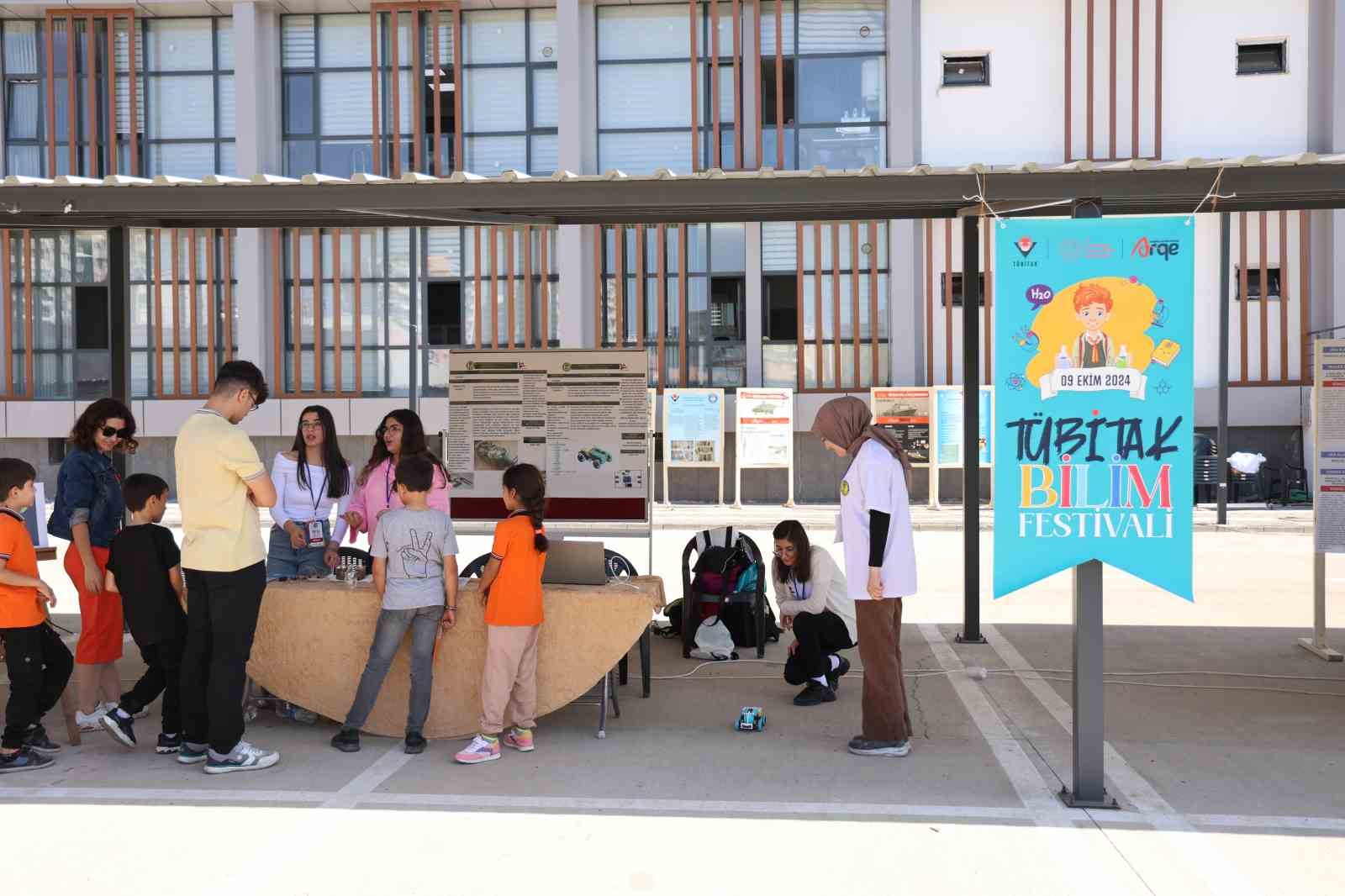 Diyarbakırlı iki kardeş Kızılelma ve Bayraktar&rsquo;dan ilham alarak 10 bin liraya F22 maket u&ccedil;ağı yaptı
