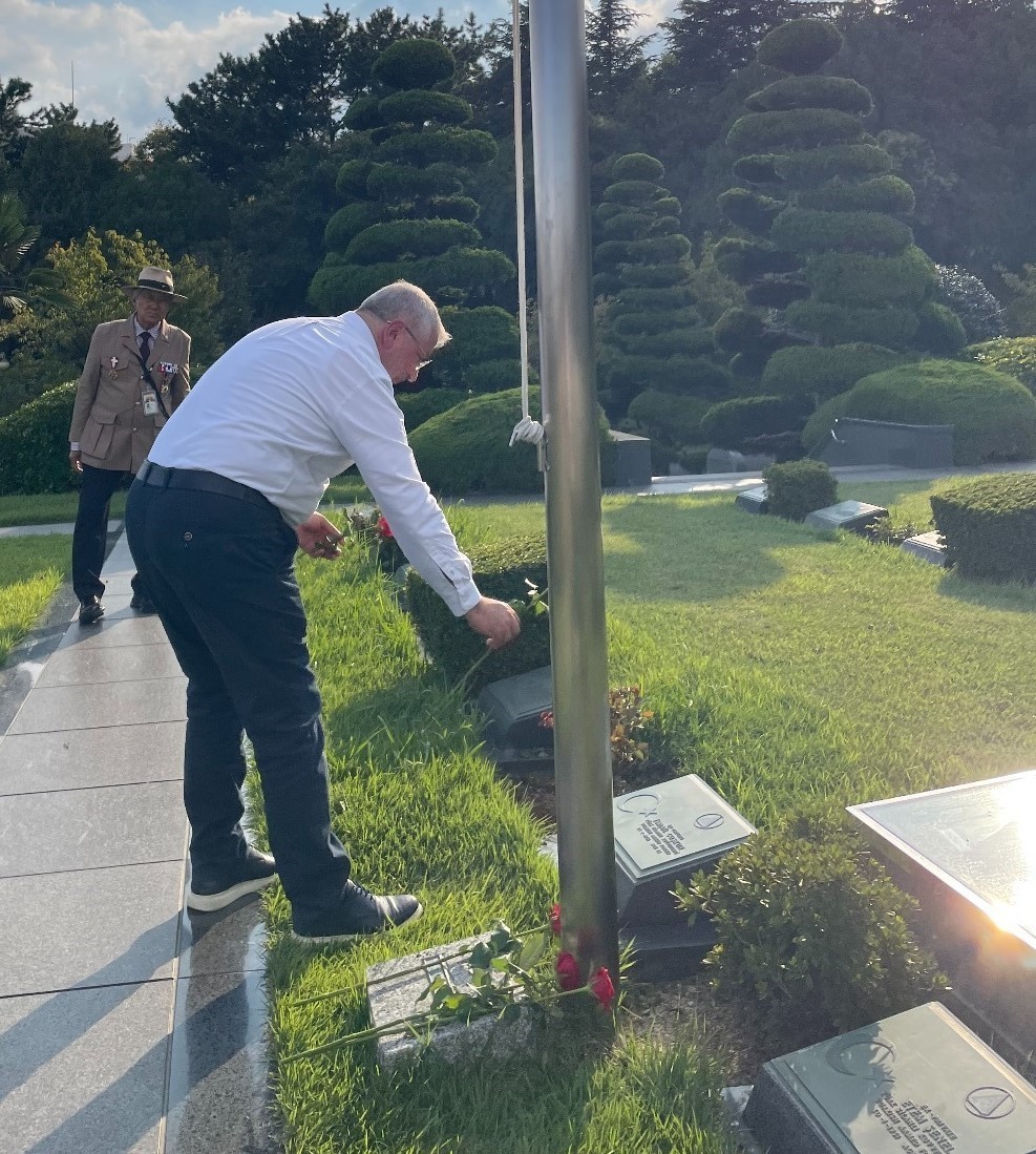 &Ccedil;orum heyeti, G&uuml;ney Kore&rsquo;de T&uuml;rk şehitliğini ziyaret etti
