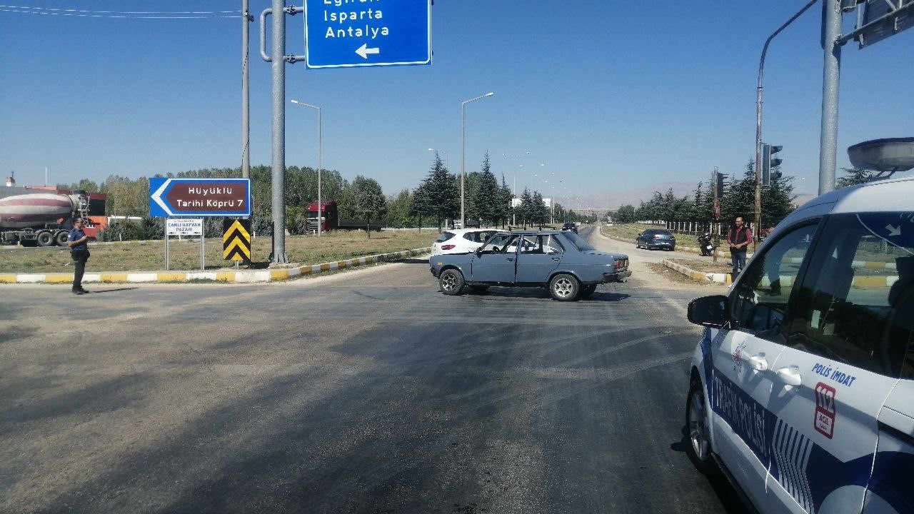 Yalva&ccedil;&rsquo;ta iki otomobil &ccedil;arpıştı, 1 yaralı
