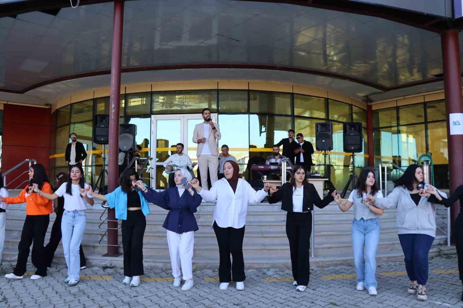 &Ouml;ğrenciler doyasıya halay &ccedil;ekti
