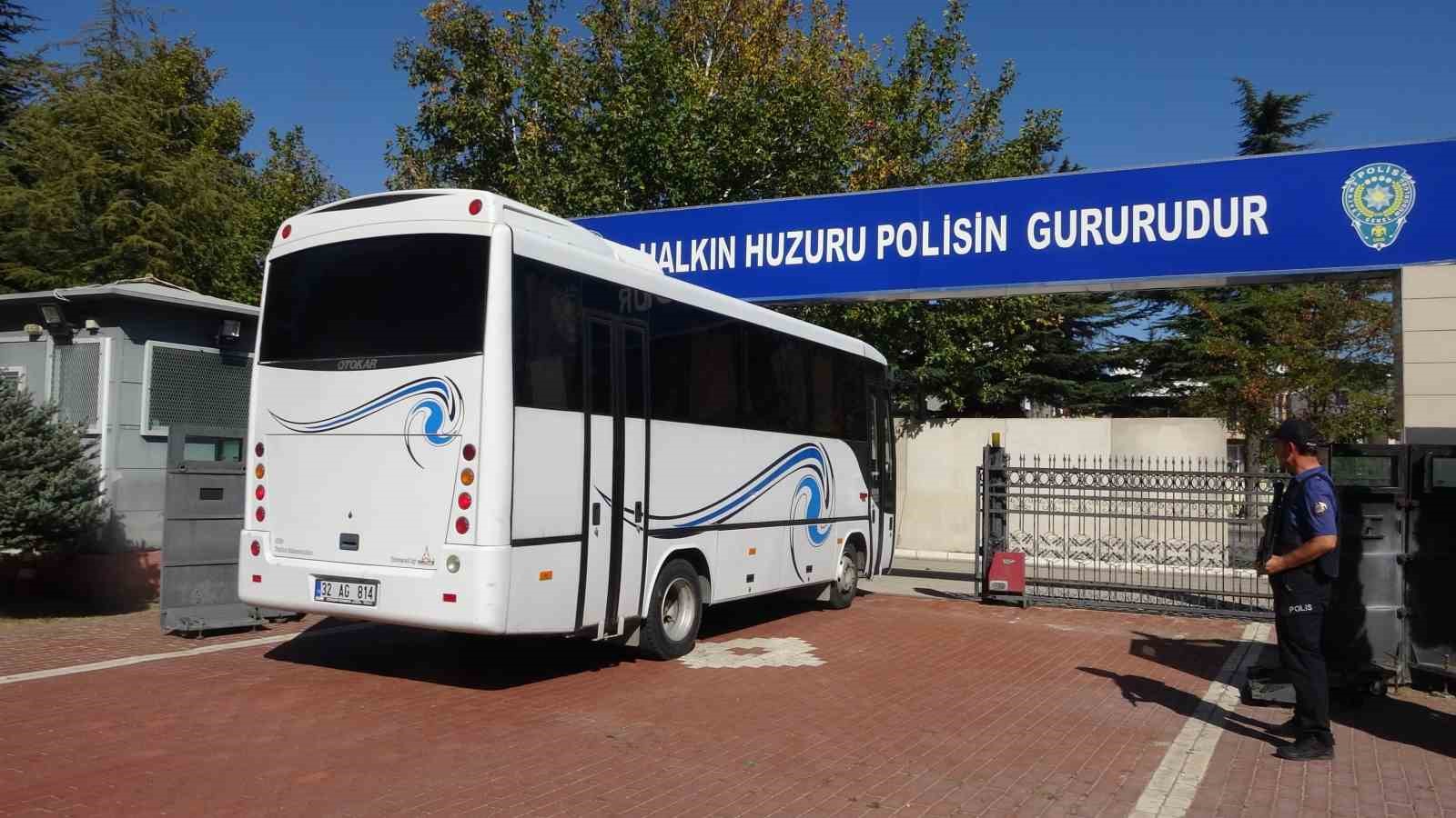 Isparta&rsquo;da cadde ortasındaki silahlı kavgayla ilgili 9 kişi tutuklandı
