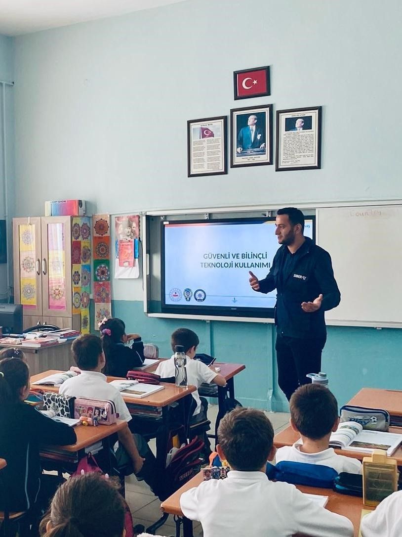 Polis ekiplerinden öğrencilere siber eğitimi