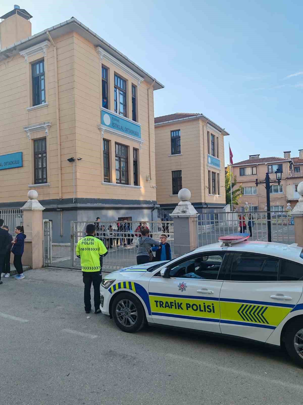 Okul çıkışlarında denetimler devam ediyor