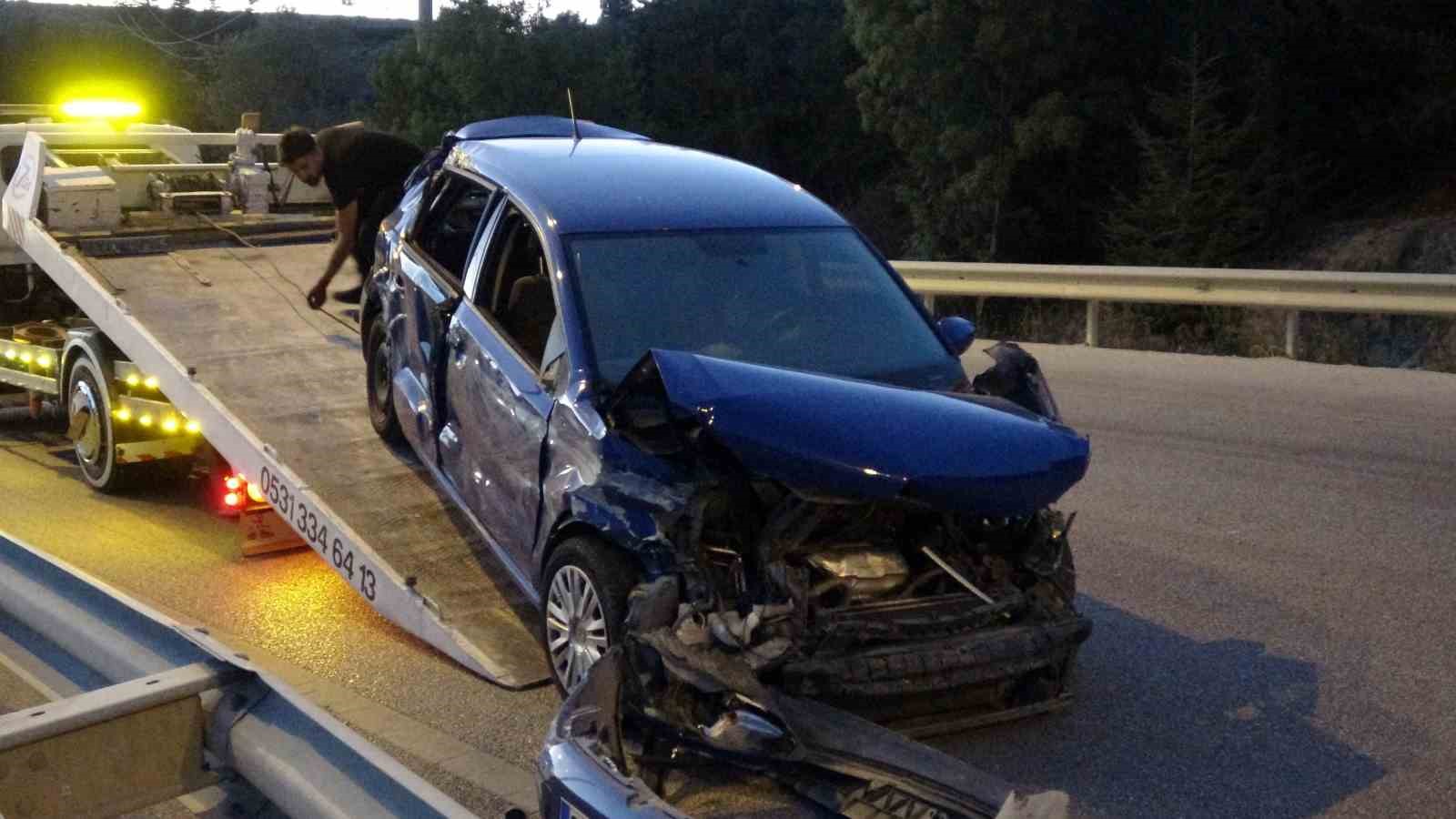Burdur&rsquo;da kontrolden &ccedil;ıkan otomobil &ouml;nce bariyere sonra trakt&ouml;re &ccedil;arptı: 5 yaralı
