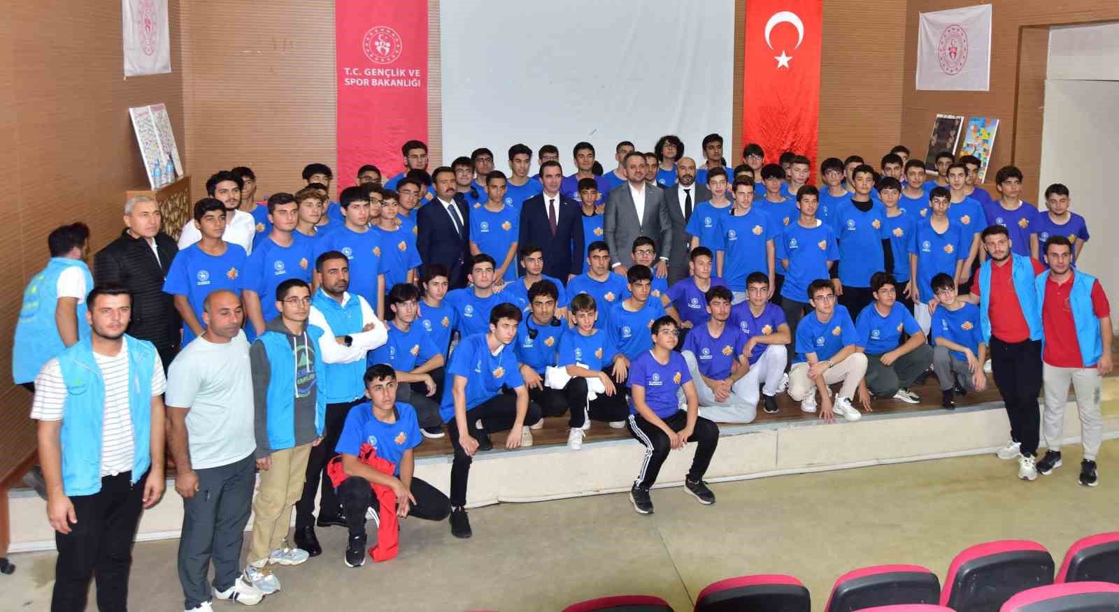 Bakan Yardımcısı Eminoğlu, Ahlat&rsquo;ta gen&ccedil;lerle buluştu
