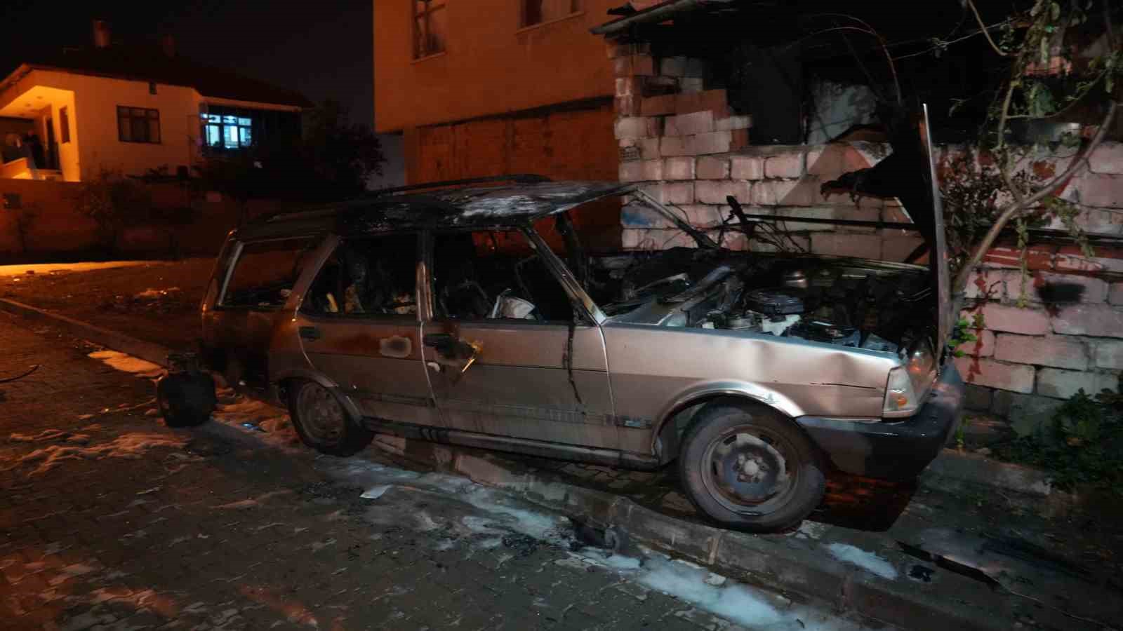 Bagajdaki mutfak tüpü alev aldı, araç ateş topuna döndü: Yola atlayan sürücü ağır yaralandı