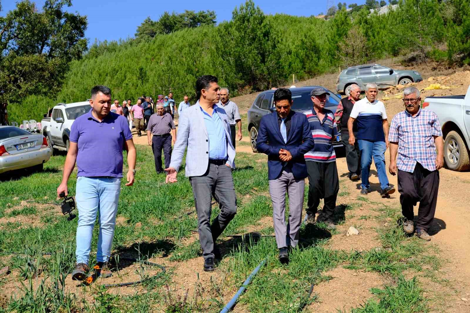 Başkan Atlı&rsquo;ya k&ouml;yl&uuml; sorunlarını sazlı s&ouml;zl&uuml; anlattı
