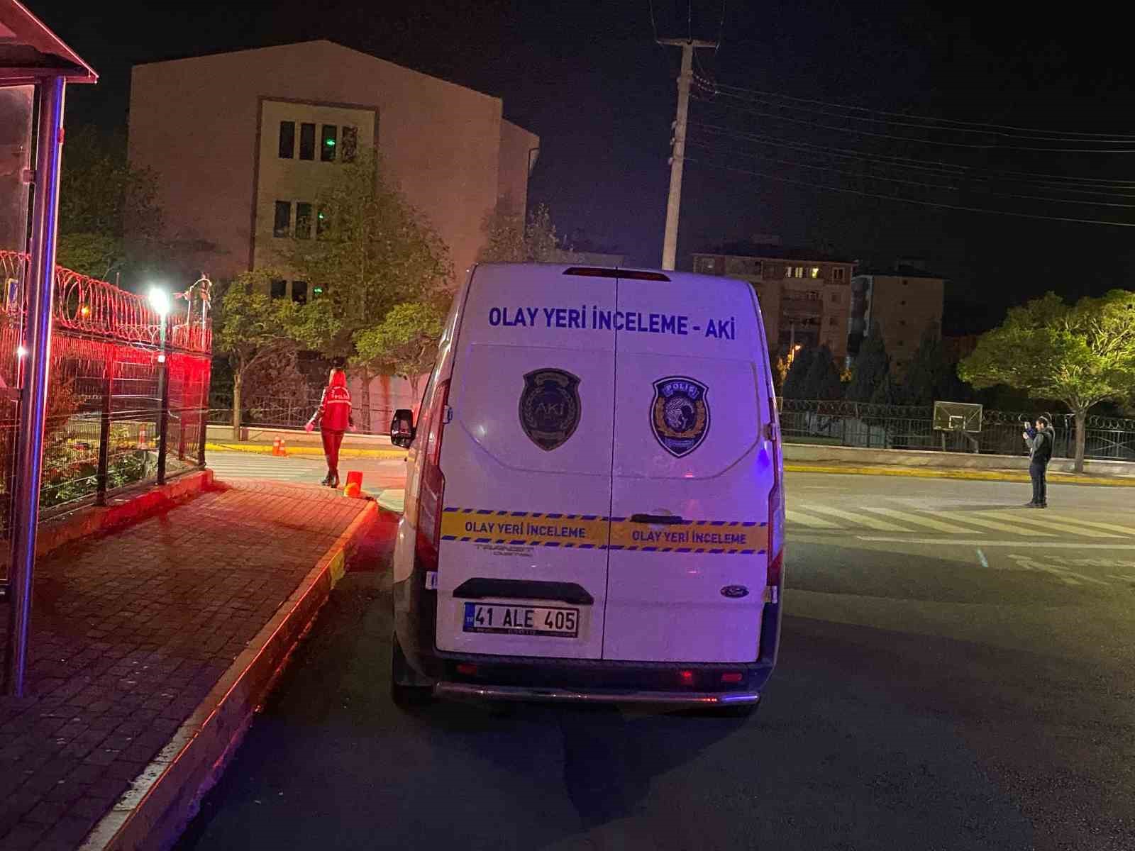 İş yerinden &ccedil;ıkan şahıslara silahla saldırdılar: 2 yaralı
