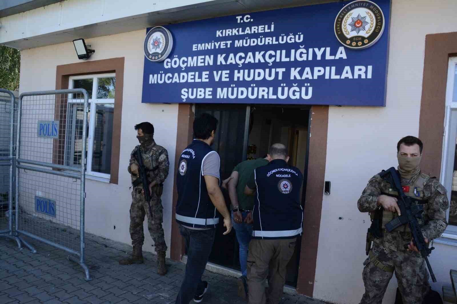 Okul servisi süsü verilen araçta kaçak göçmenler yakalandı
