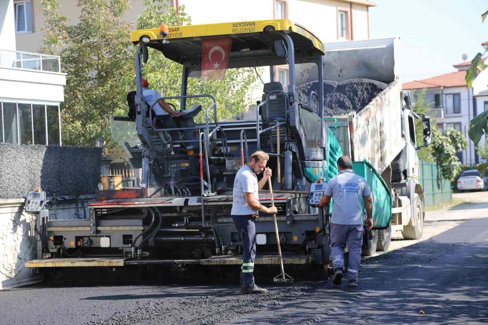 Serdivan’da asfalt mesaisi sürüyor
