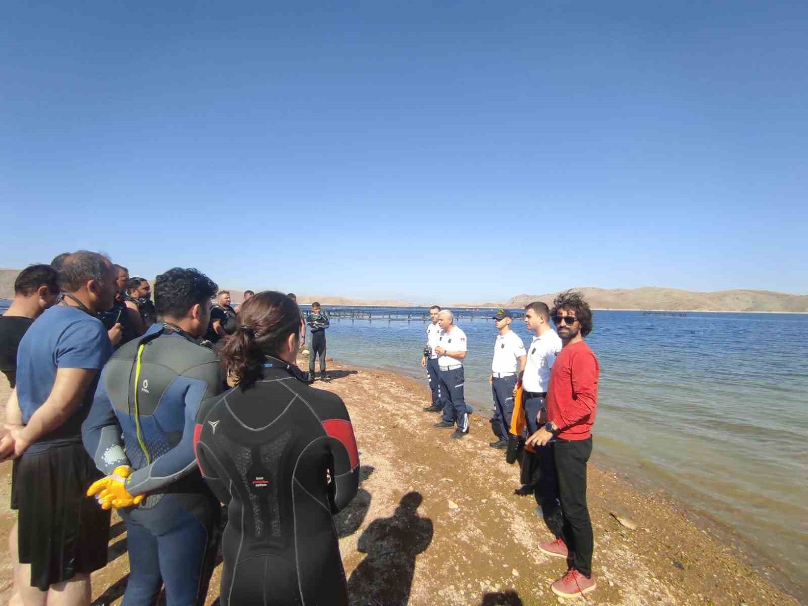 Elazığ’da itfaiye ve EKUT ekibine su altı arama kurtarma eğitimi verildi