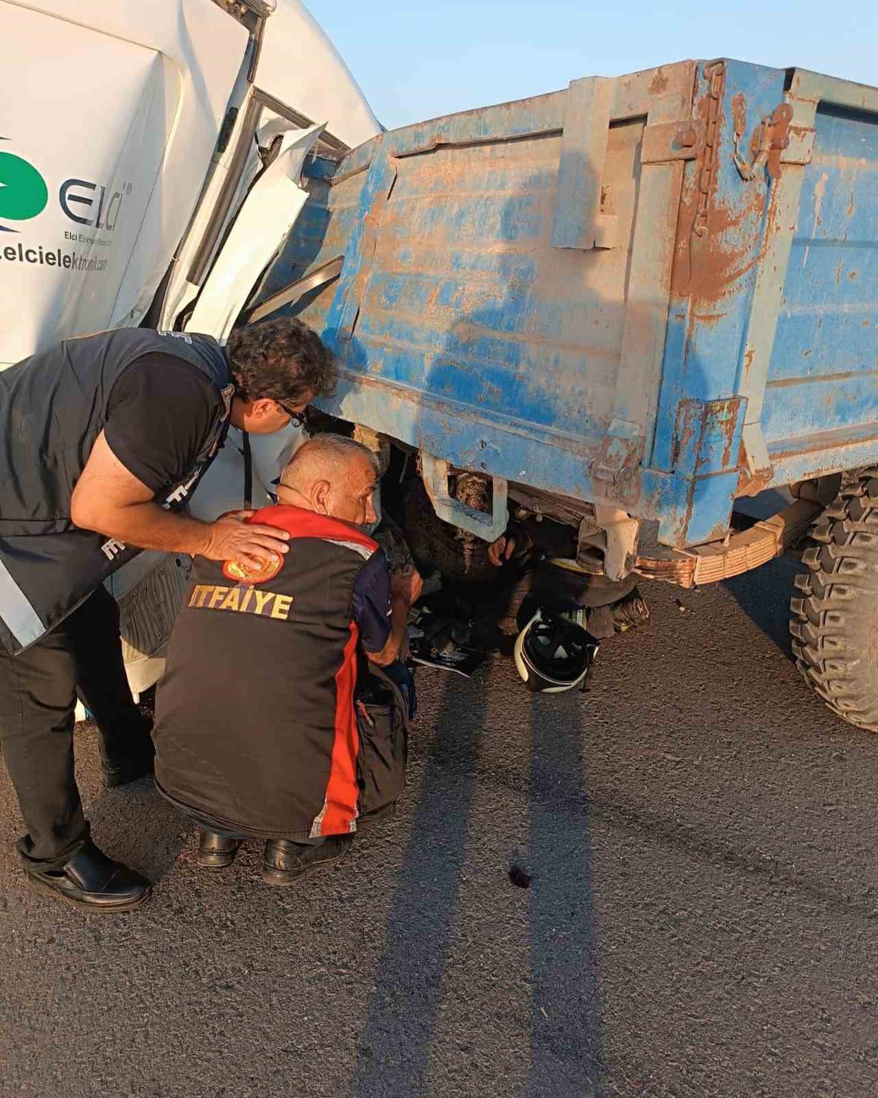 Traktörle çarpışan minibüsün sürücüsü yaralandı
