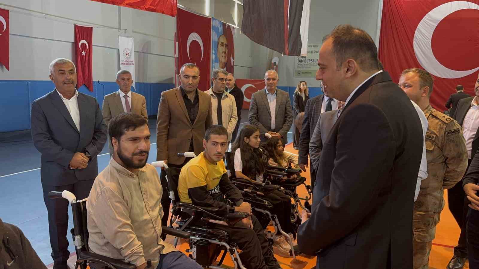 Tatvan&rsquo;da ihtiya&ccedil; sahibi 20 engelliye ak&uuml;l&uuml; ara&ccedil; dağıtıldı
