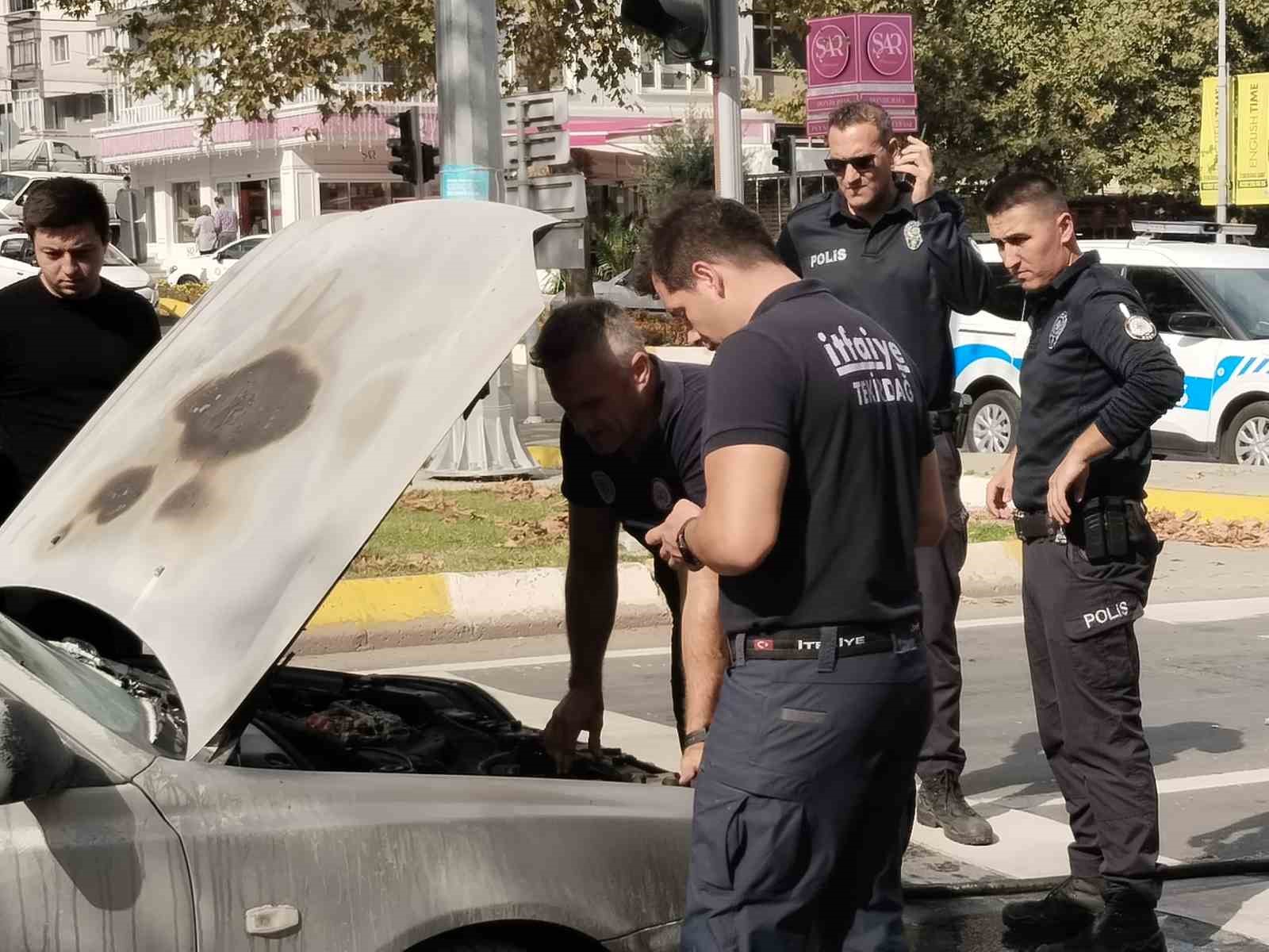 Seyir halindeki otomobil alev aldı