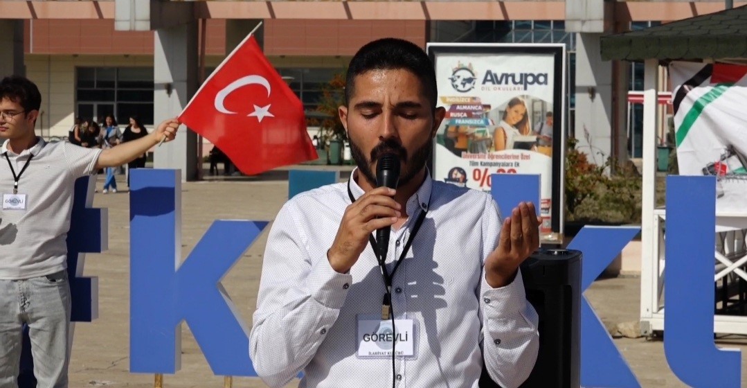 &Uuml;niversitelerden Filistin&rsquo;e destek: "&Ccedil;ocuklar uyurken sessiz olunur, &ouml;l&uuml;rken değil"
