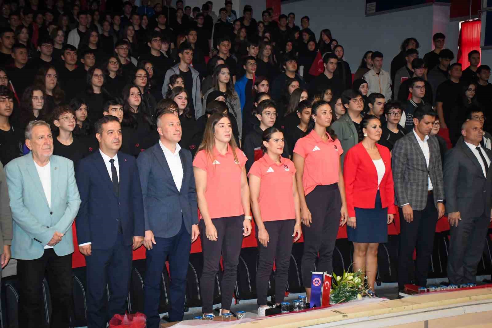 &ldquo;Zirvedeki Sporcu Buluşmaları&rdquo; Gen&ccedil;lere İlham Verdi
