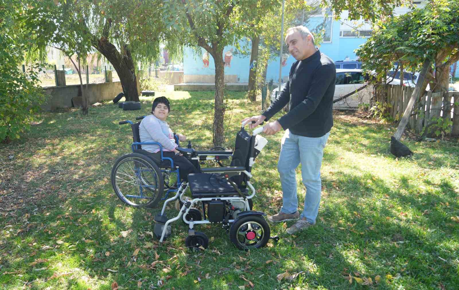 İyilik Ailesi’nden Muşlu Betül’e akülü sandalye desteği
