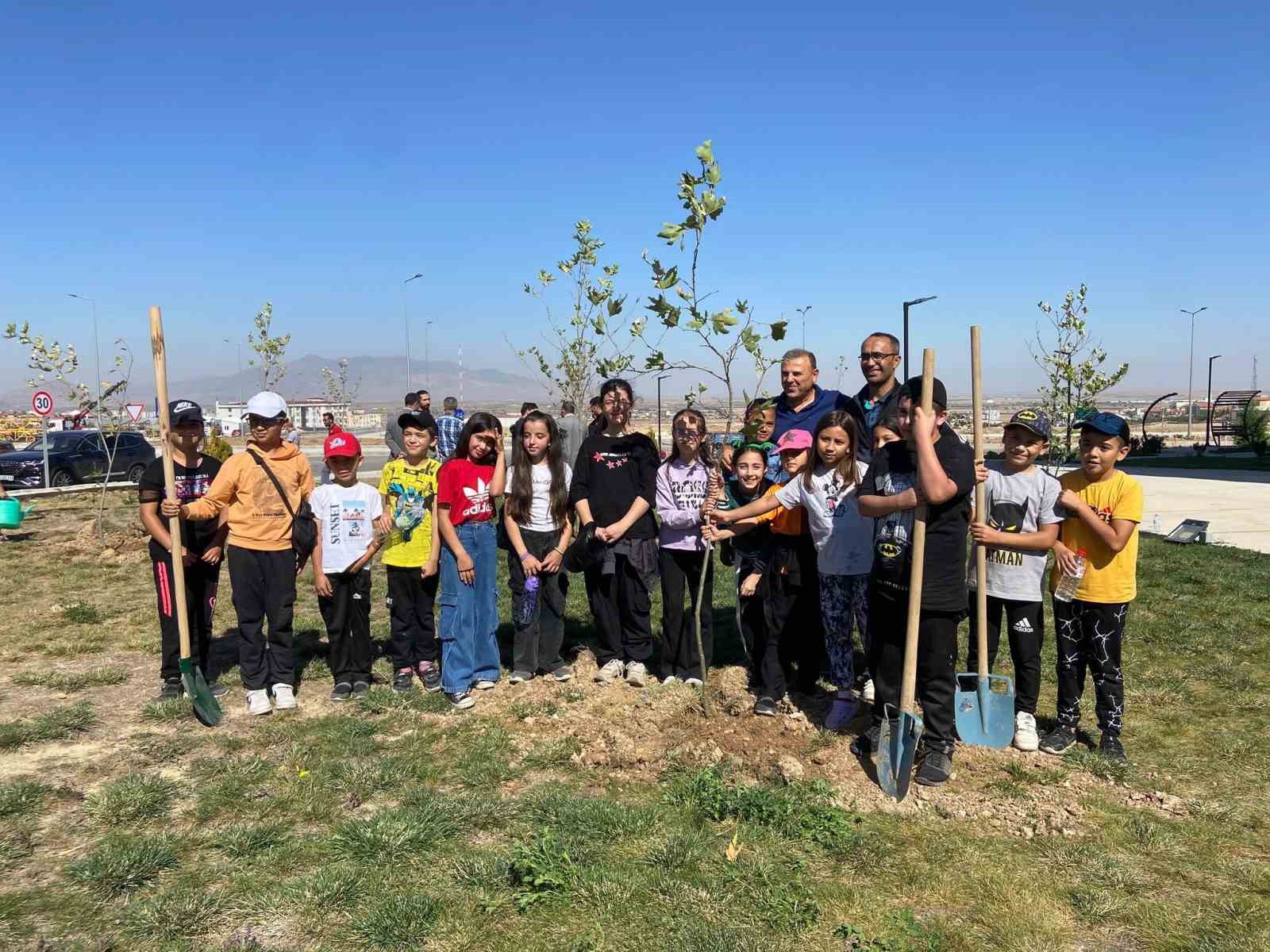 Üniversite yerleşkesinde çınar fidanları toprakla buluştu
