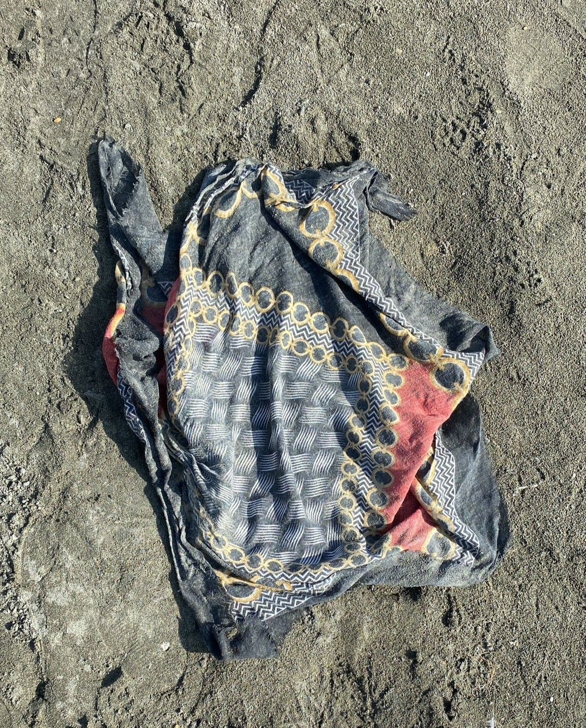 İçişleri Bakanı Ali Yerlikaya: “Bugün Van Gölü kıyısına vuran ve Rojin kızımıza ait olduğu ailesi tarafından belirlenen başörtü bulunmuştur"