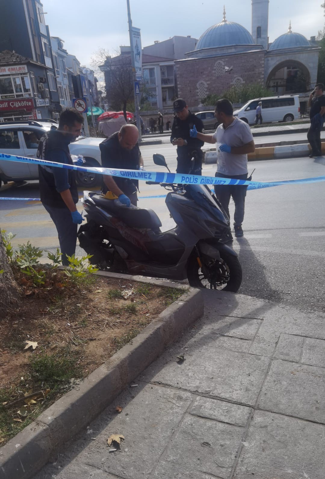 Edirne&rsquo;de g&uuml;nd&uuml;z vakti silahlı &ccedil;atışma: Yaralının yere yığıldığı anlar kamerada
