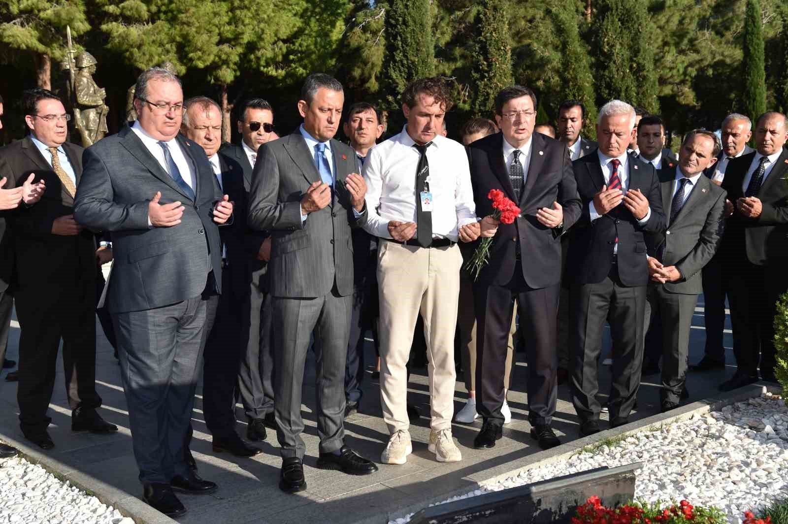 CHP Genel Başkanı &Ouml;zel, Şehitler Abidesinde Atat&uuml;rk Anıtına &ccedil;elenk bıraktı
