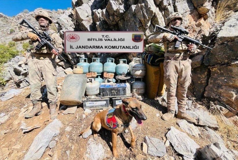 Bitlis’te terör örgütüne ait sığınak ve çok sayıda malzeme ele geçirildi