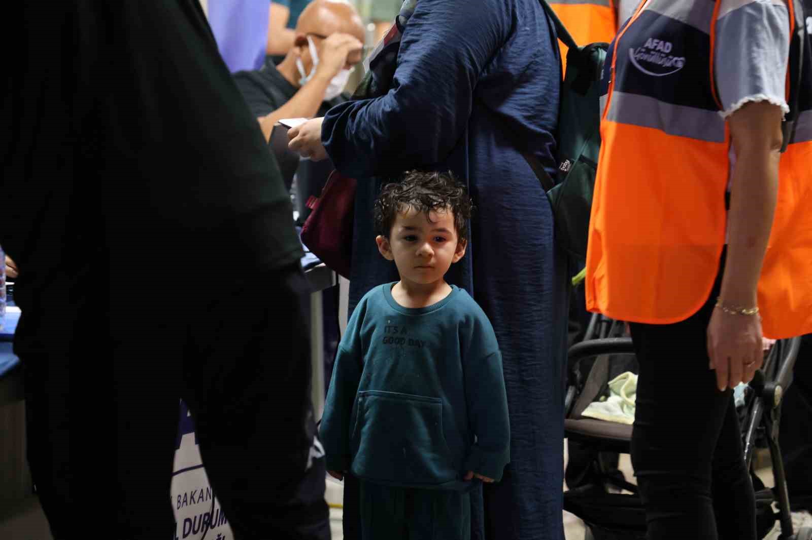 Lübnan’dan tahliye edilen Türk vatandaşları Mersin’de alkışlarla karşılandı